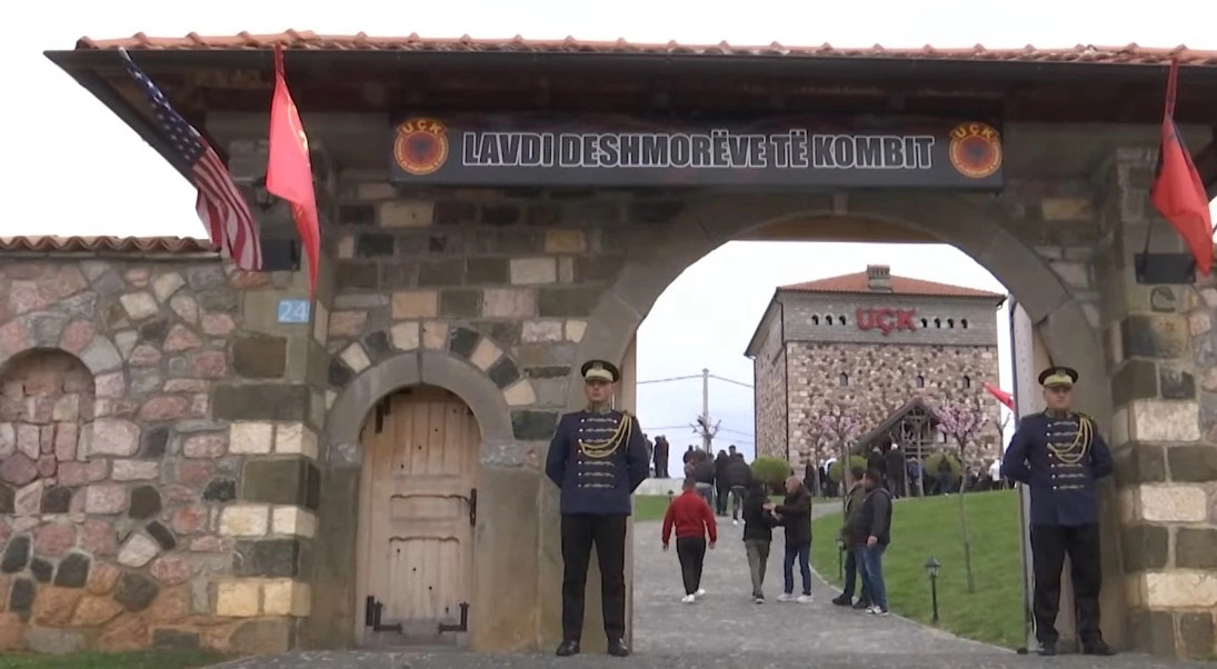 Mijëra qytetarë nderojnë dëshmorët në 28 vjetorin e Epopesë së Dukagjinit