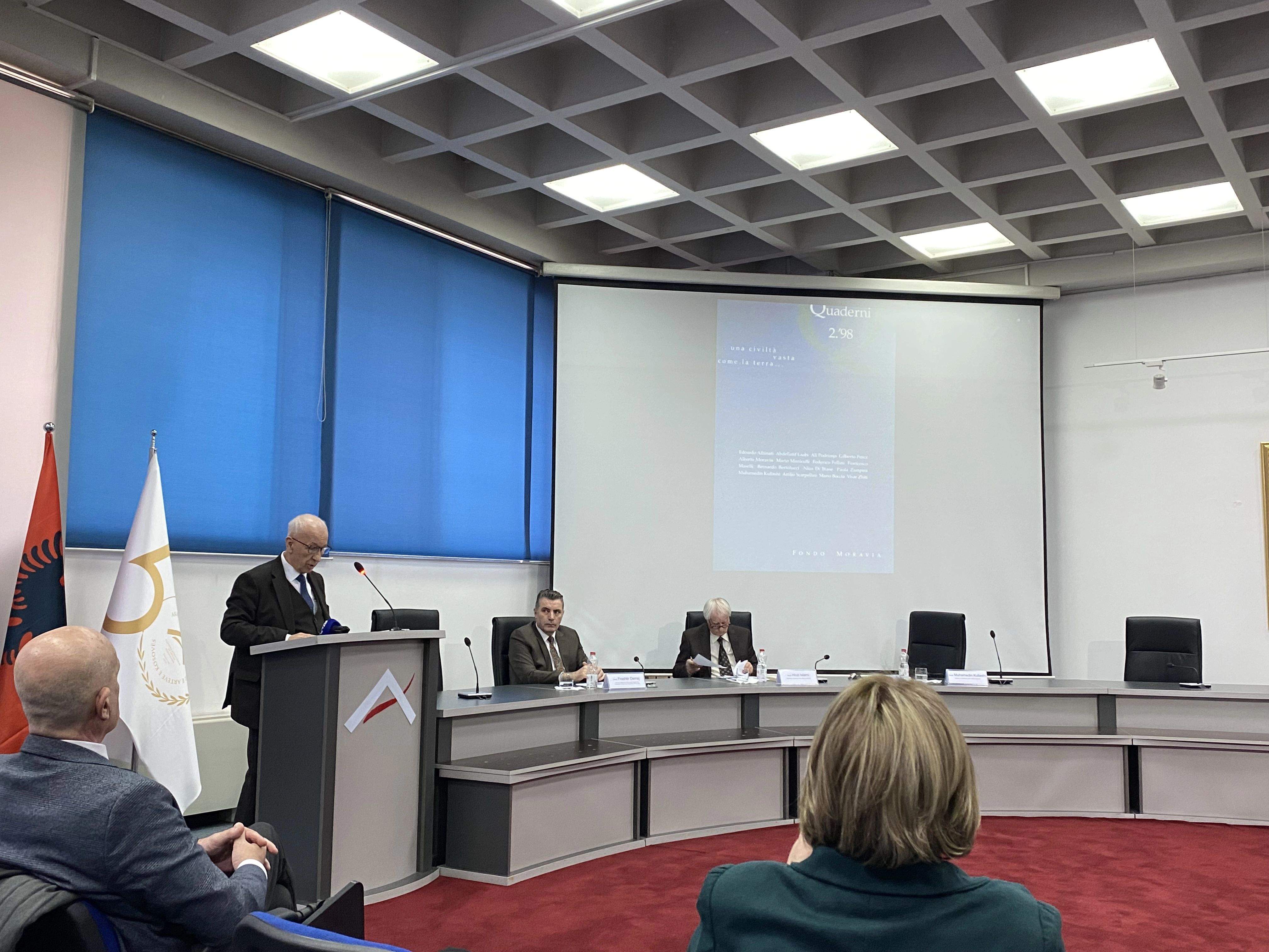 Në paraqitjen e Akademisë së Shkencave dhe Arteve të Kosovës, “Krijimtaria e akademik Muhamedin Kullashit në gjuhët e huaja”, të martën në ambientet e Akademisë, Kullashi është vlerësuar si zë i rëndësishëm i shkencës, diplomacisë e edukimit