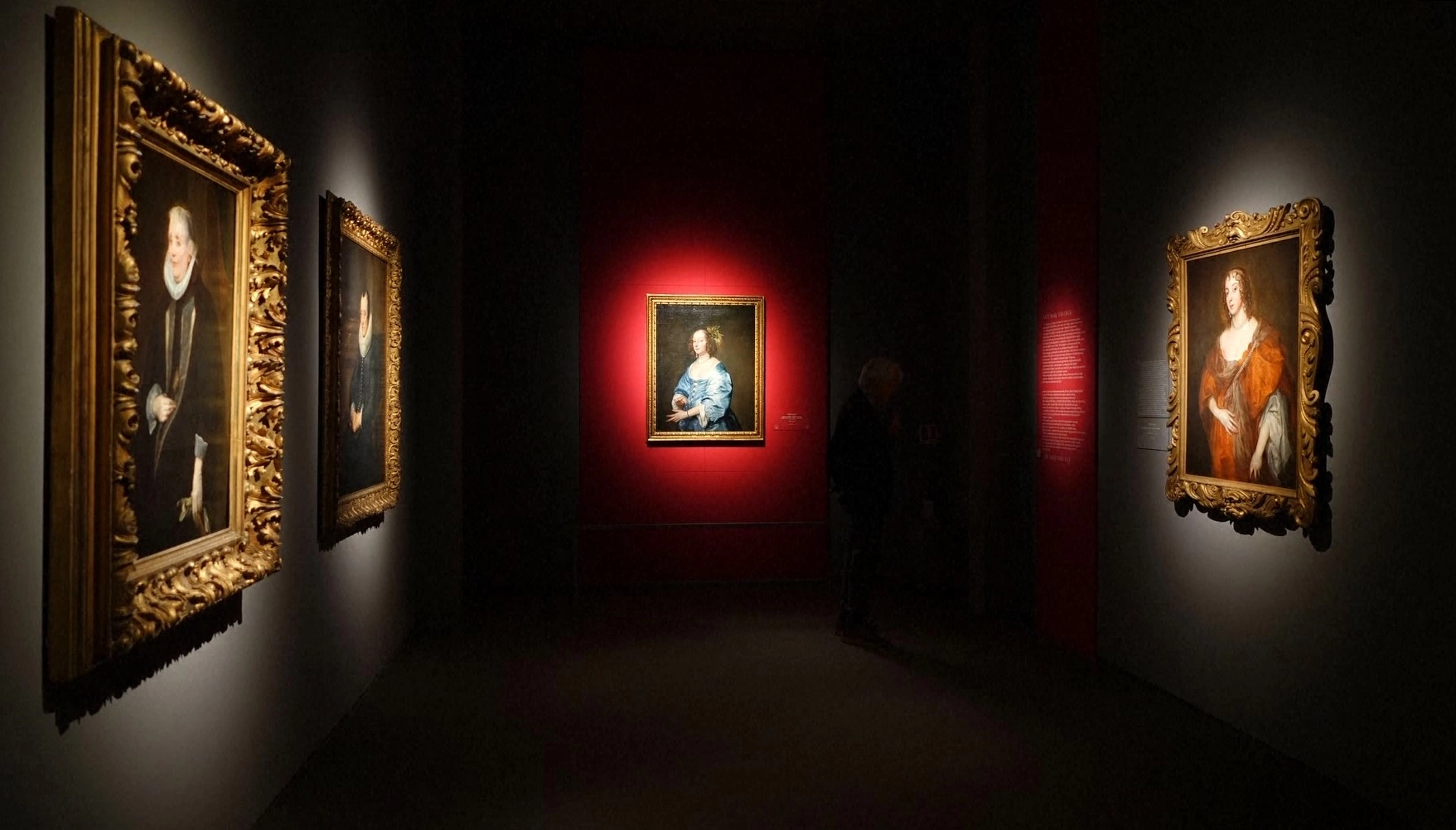 Ekspozita zhvillohet përgjatë një rruge të gjerë që nuk ndjek një rend kronologjik, por i grupon veprat sipas temave, duke i inkurajuar vizitorët të ndjekin evolucionin e artistit ndër vite