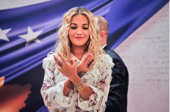 Rita Ora iu uron Kosovës dhe Shqipërisë kualifikim në Kupën e Botës