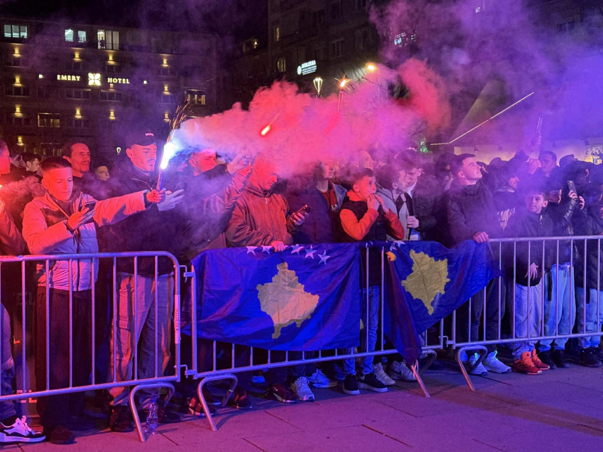 Numër i madh i qytetarëve po e përcjellin në shesh në Prishtinë ndeshjen Sllovaki   Kosovë