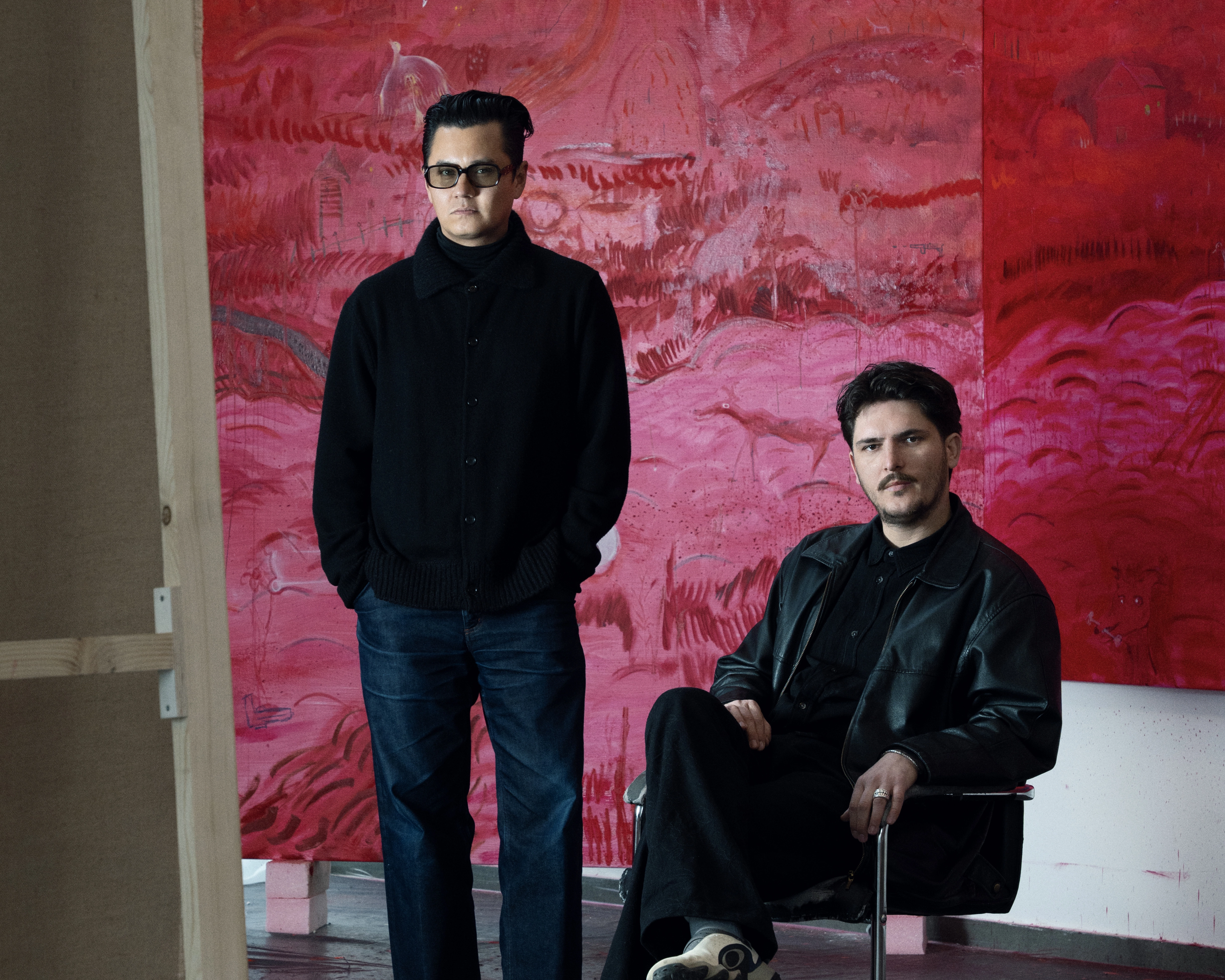 Artisti Brilant Milazimi (djathtas) dhe kuratori José Esparza Chong Cuy me “Dhëmbë të fortë” në sfond (Foto: Majlinda Hoxha)