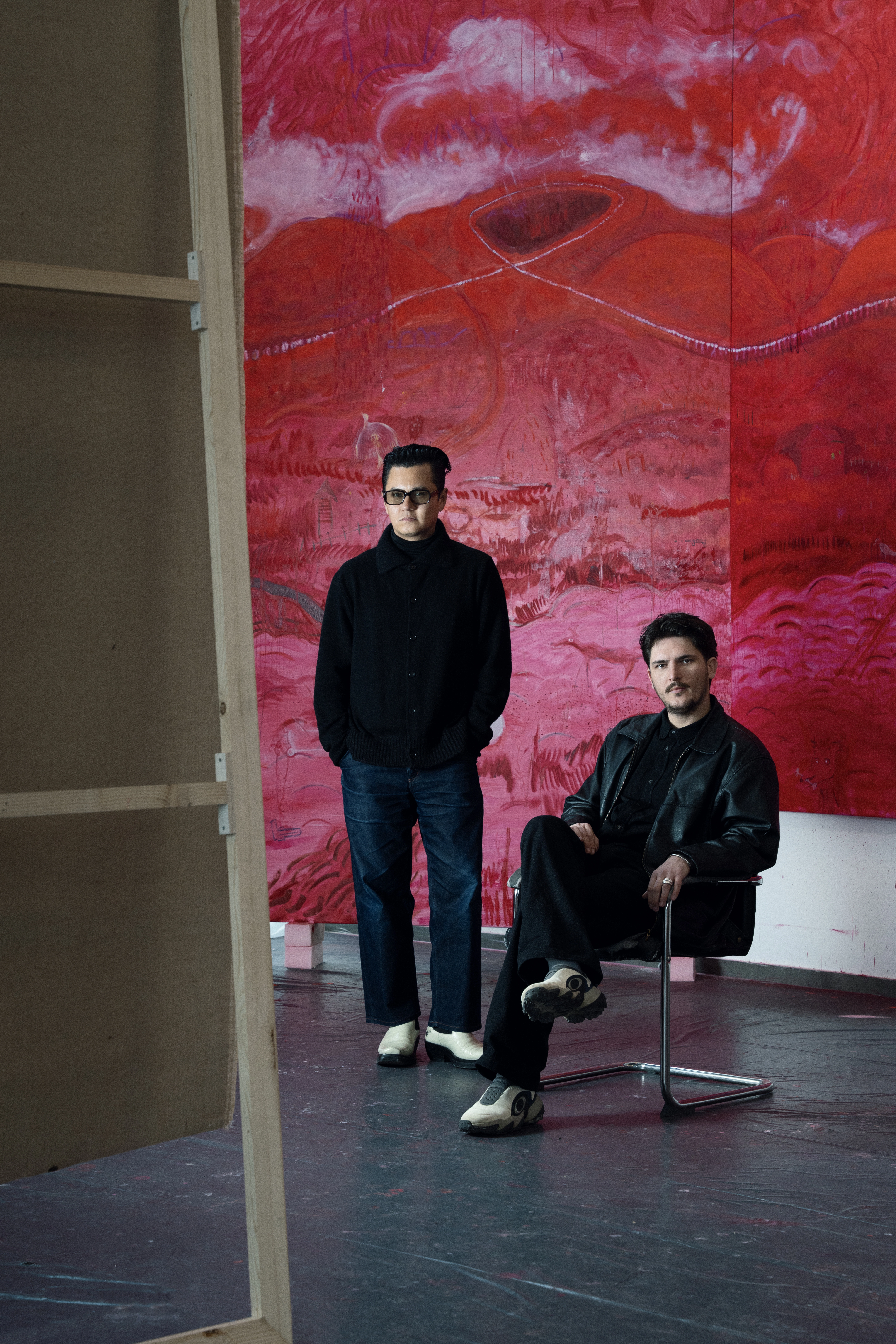 Artisti Brilant Milazimi (djathtas) dhe kuratori José Esparza Chong Cuy me “Dhëmbë të fortë” në sfond (Foto: Majlinda Hoxha)