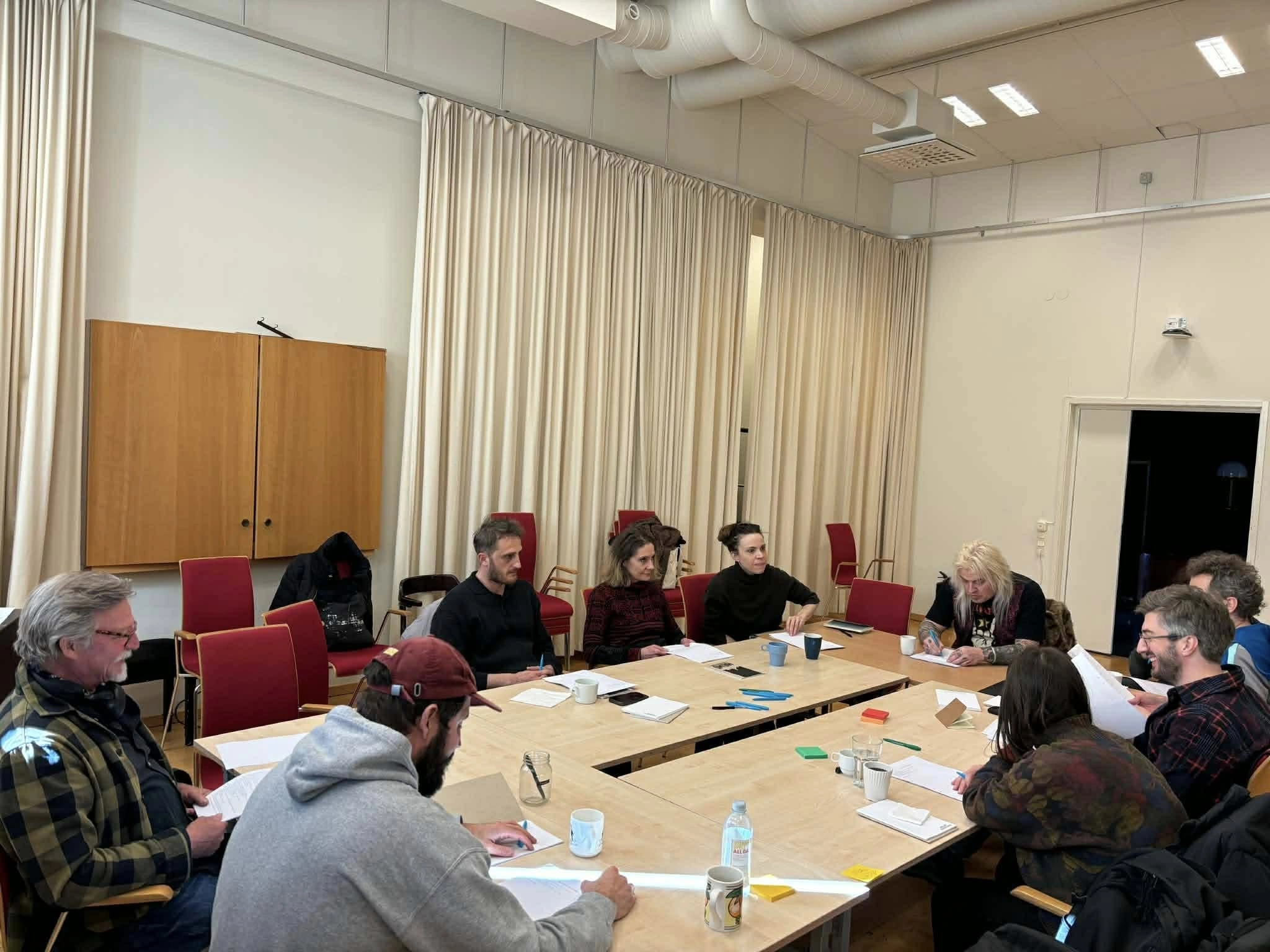 “Unrecognized” me teatrin që bashkon përballë politikës që ndan