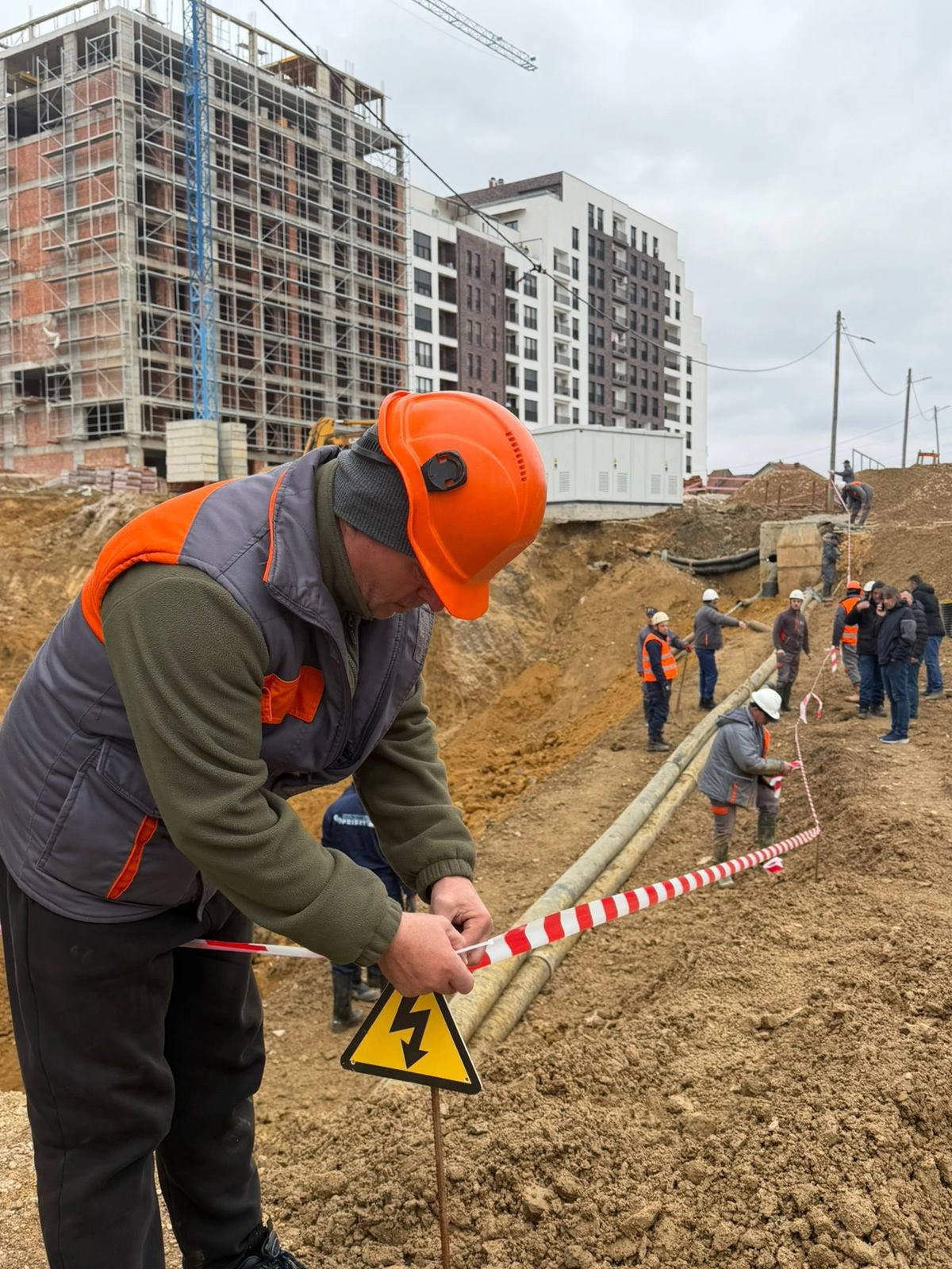 Rikthehet furnizimi me rrymë pas ndërprerjes si pasojë e shembjes së rrugës “Don Shtjefën Kurti”