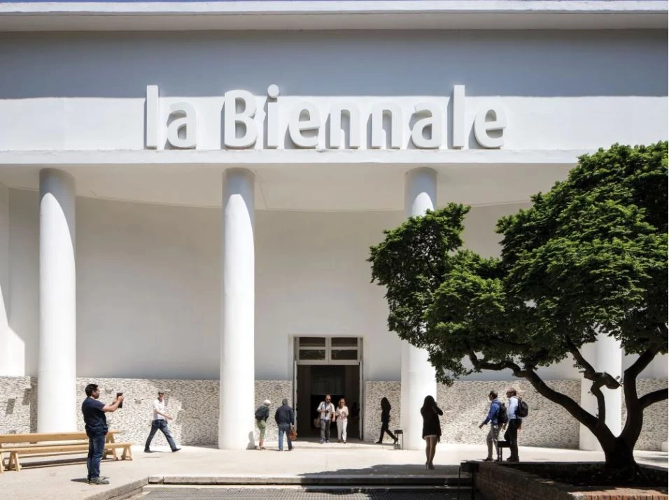 Parlamentarët evropianë thirrje për mosmbështetje për Bienalen e Venecias