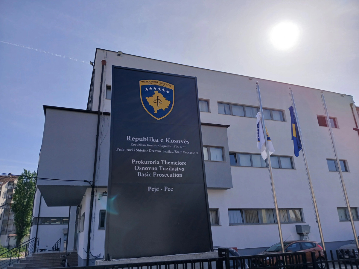Aktakuzë ndaj një personi në Pejë për kontrabandim me migrantë