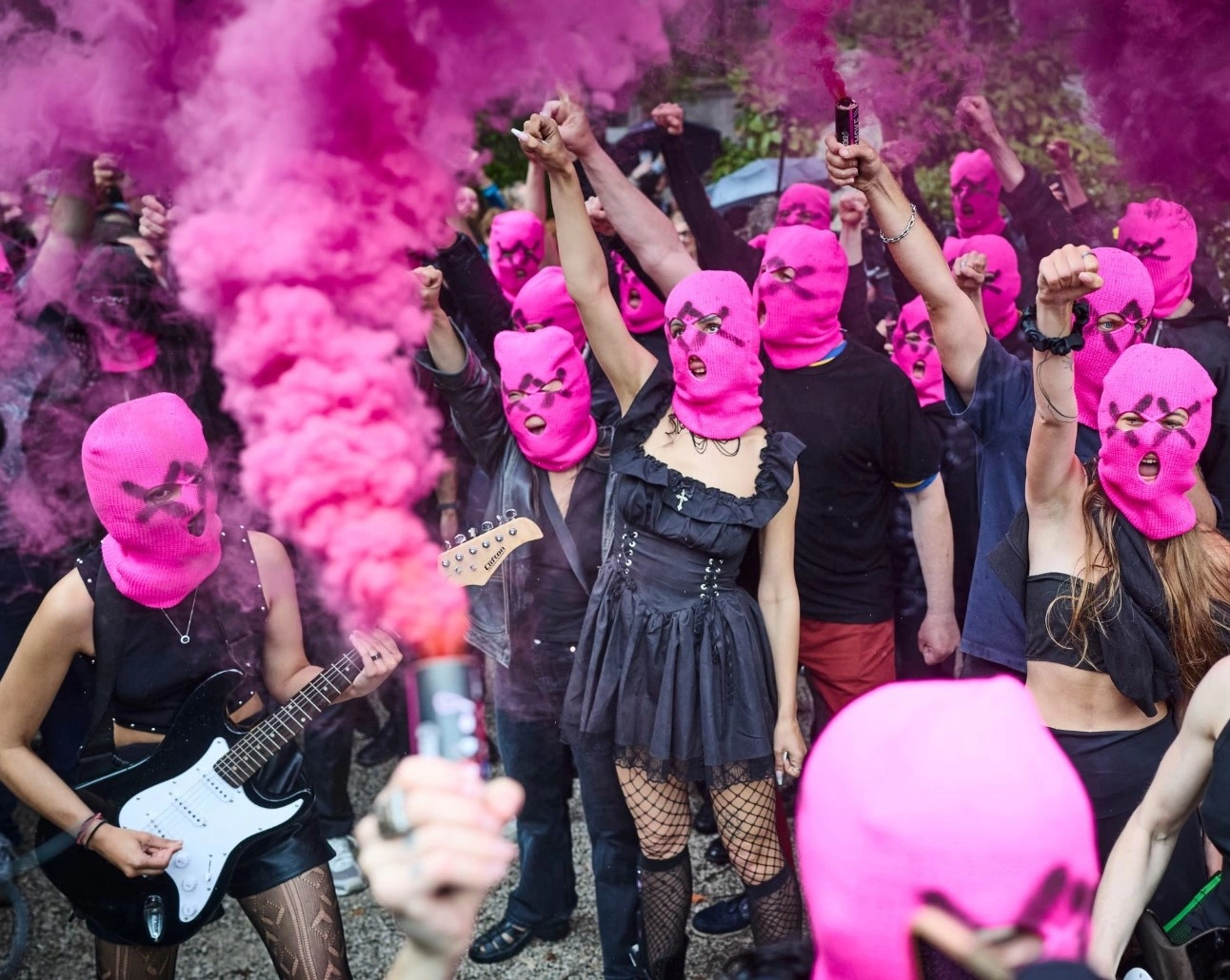 Organizata “Pussy Riot” organizoi një protestë kaotike kundër përfshirjes së Rusisë në Bienalen e Venecias