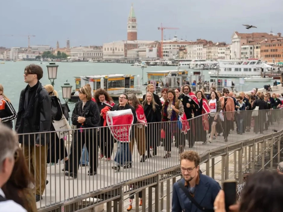 Marshi i solidarizimit iu kushtua punonjësve të kulturës nga Ukraina, “të cilët vazhdojnë të krijojnë dhe të përfaqësojnë vendin e tyre në kushte lufte, si dhe atyre që kanë humbur jetën për shkak të dhunës së vazhdueshme”