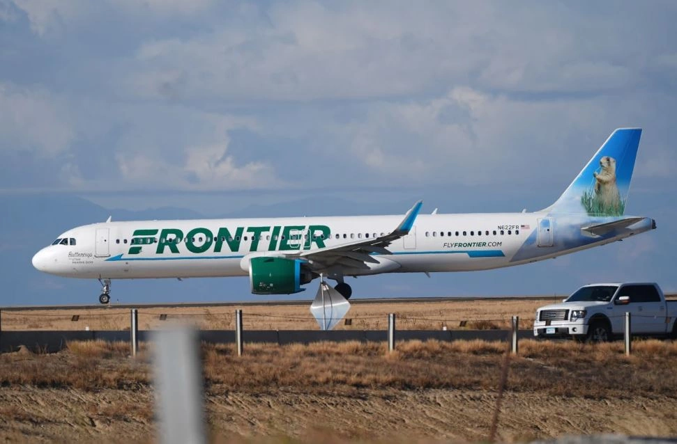 Personi hyn në pistën e aeroportit në Denver, goditet për vdekje nga aeroplani