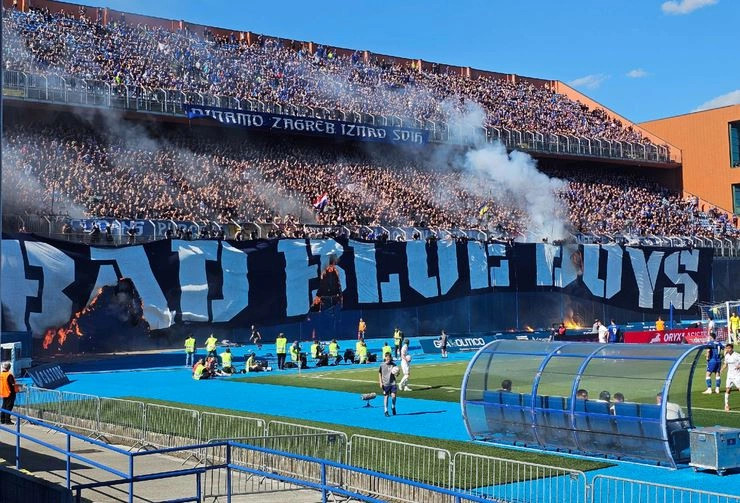  Torcida  e Hajdukut djeg banerin e madh të tifozëve të Dinamos