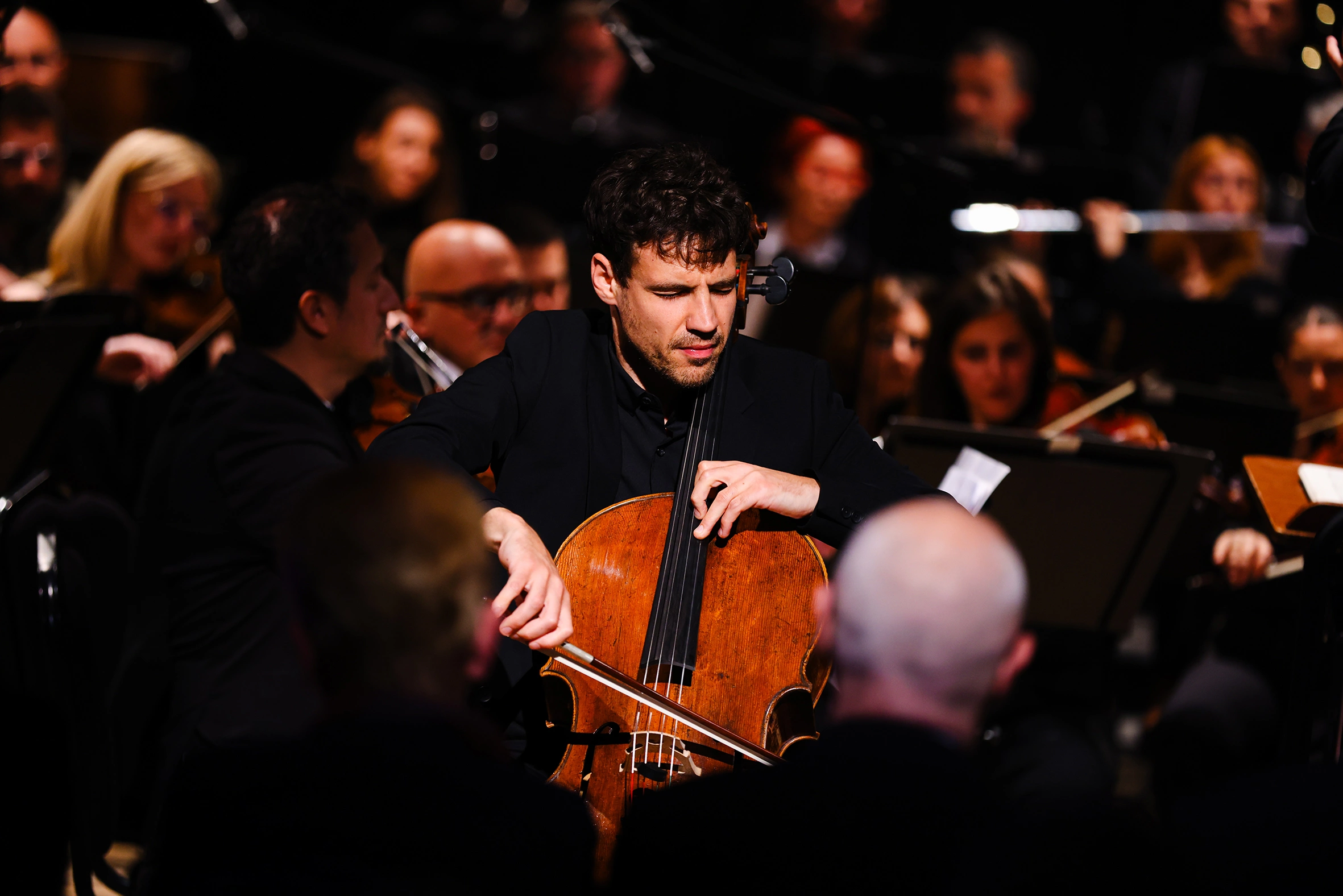 Shtathedhur dhe me elegancë të natyrshme, Victor Julien-Laferrière e nisi rrëfimin muzikor bashkë me Orkestrën e Filharmonisë së Kosovës me një kujdes filigranik.