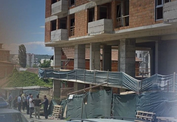 Një person bie nga një ndërtesë në ndërtim në Vushtrri