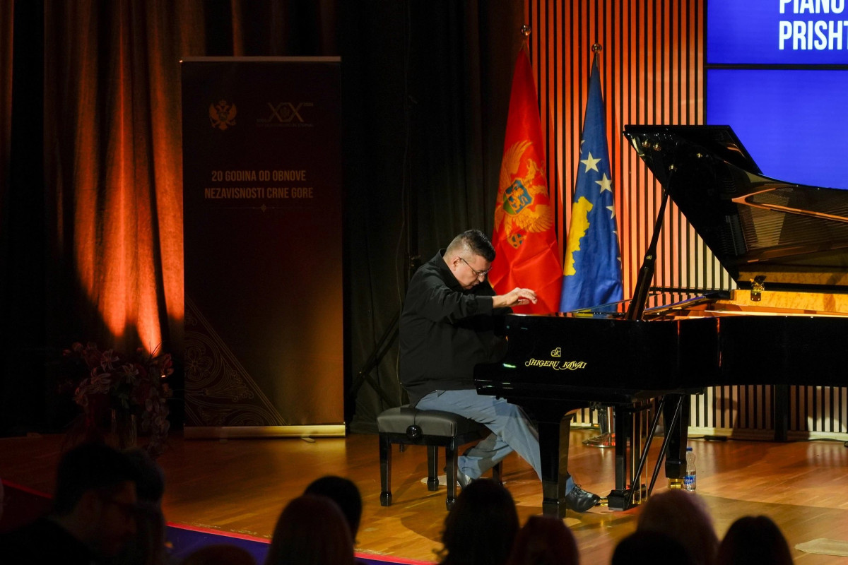 Maestroja i pianos zbërthen universin klasik me qasje unike moderne