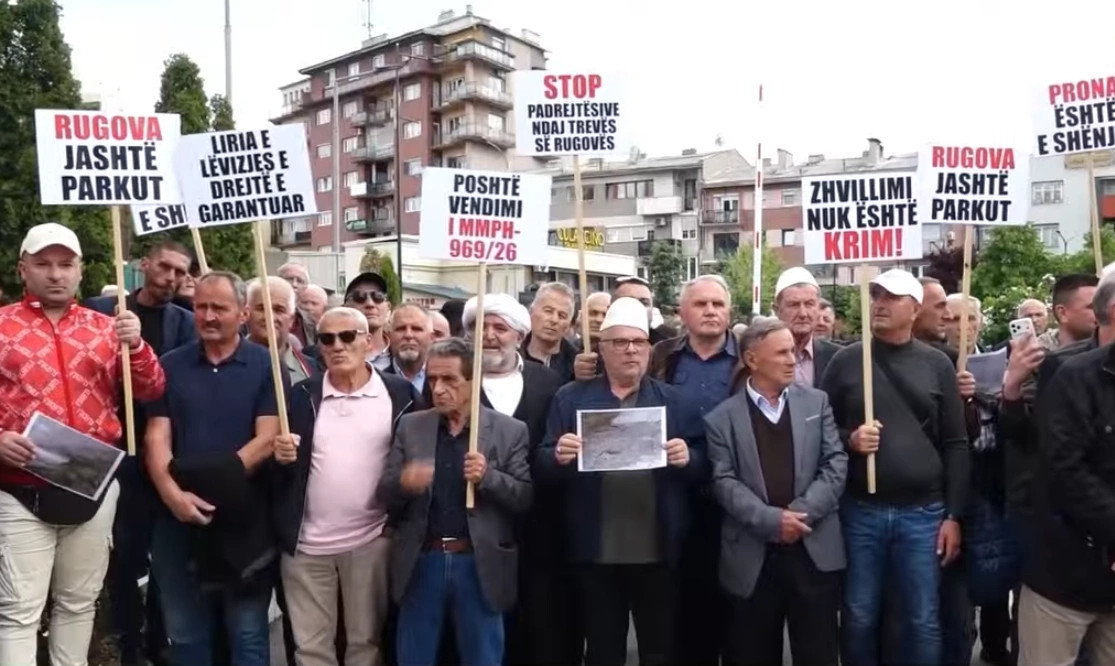 Qytetarët e Rugovës protestojnë kundër vendimit që ndalon ndërtimin në park