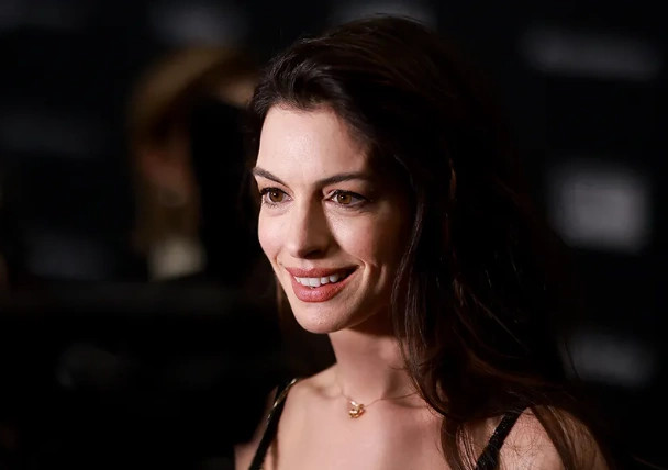Anne Hathaway ka qenë  ligjërisht e verbër  për 10 vjet