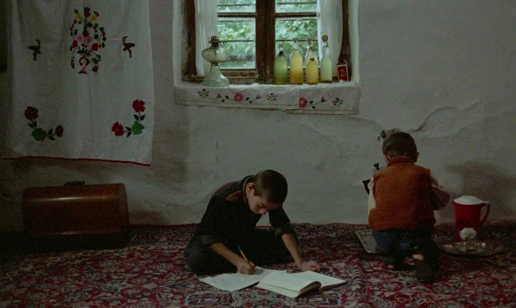 Skenë nga filmi “Ku është shtëpia e shokut?” nën regji të Abbas Kiarostamit