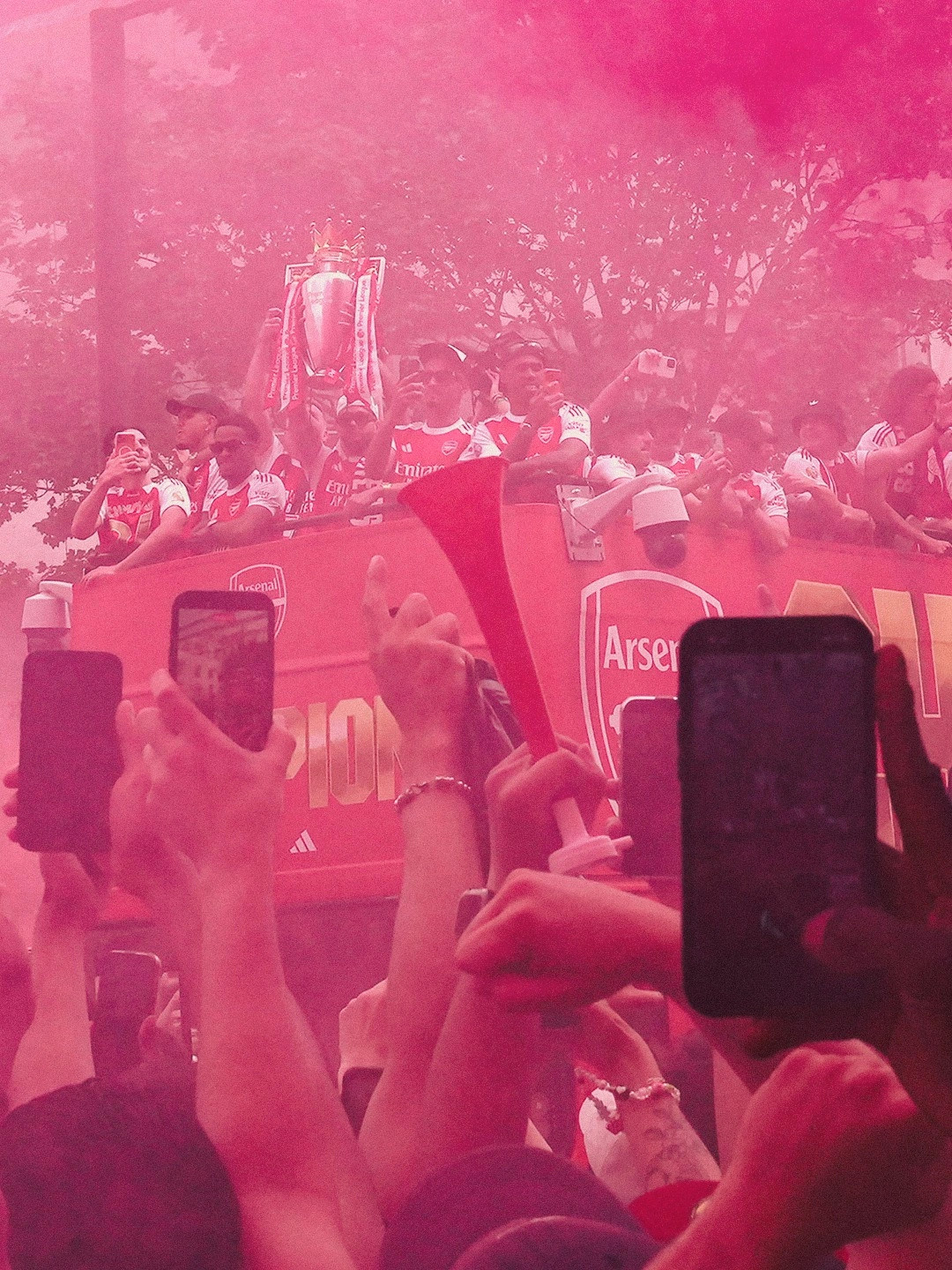 Dhjetëra mijëra tifozë në paradën festive të Arsenalit