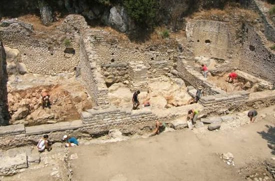 Gërmimet në Akropol synojnë të dhëna arkeologjike stratigrafike që mundësojnë datimin e murit rrethues të qytetit të sipërm dhe një lexim më të qartë të zhvillimit dhe ndryshimeve urbane të Butrintit