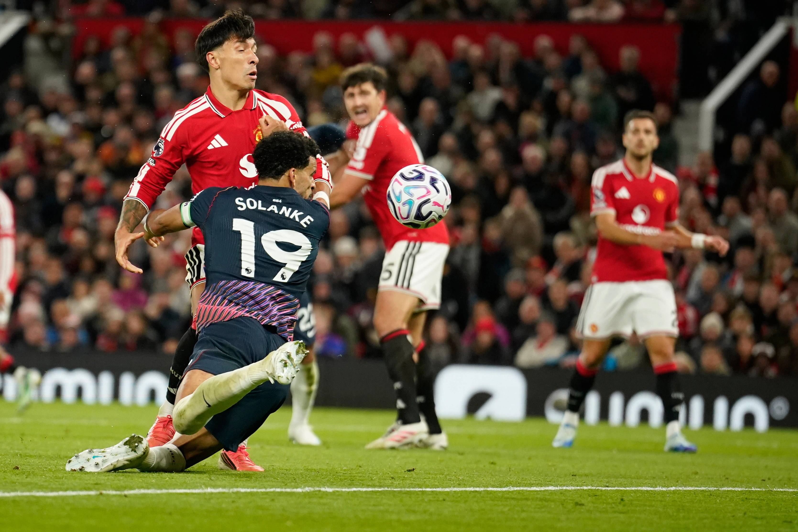 Drama në “Old Trafford” mbyllet baras