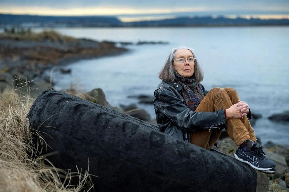 Anne Carson, pranë shtëpisë së saj në Aegissioa, në Rejkjavik të Islandës, më 26 tetor 2023 (Foto: Reuters)