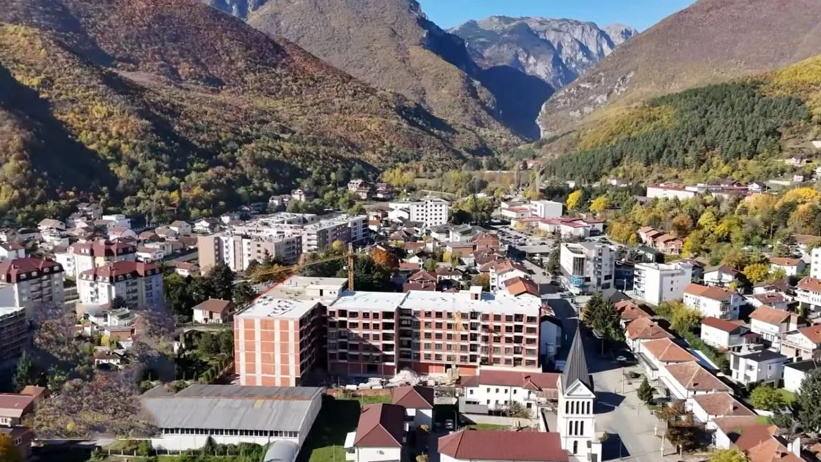 Shumëkatëshja afër Kishës “Shën Katerina” në Pejë