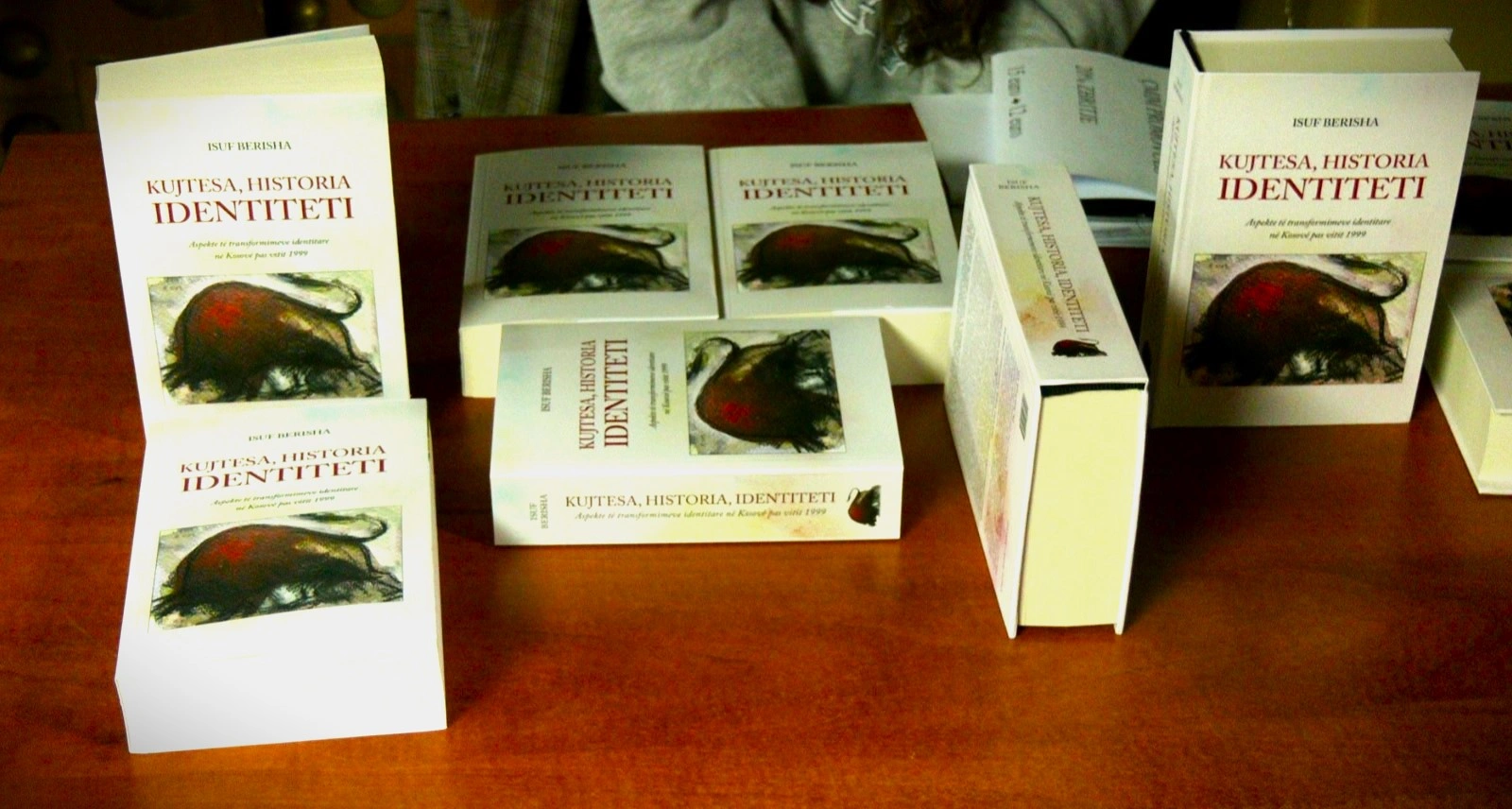 Ky libër i Isuf Berishës është monografia e parë me bazë filozofike kushtuar çështjes së identitetit në kontekstin e Kosovës. Megjithatë, duhet theksuar se nuk është vetëm kaq: metodologjia e përdorur nga