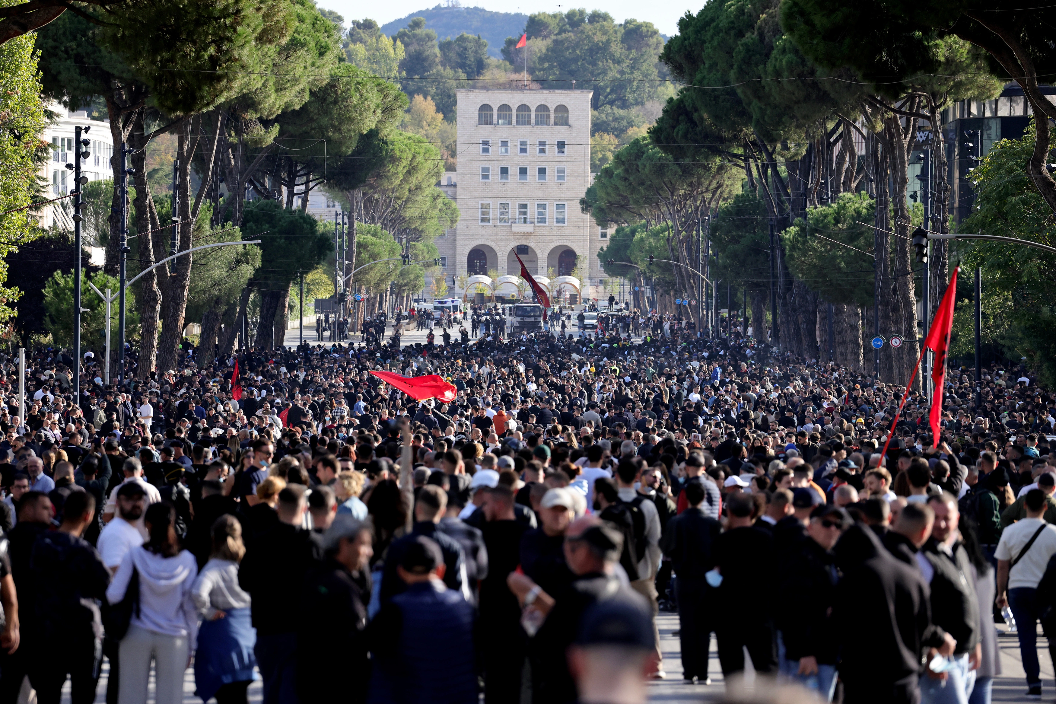 Protesta në Tiranë, Ministria e Shëndetësisë përditëson bilancin: 13 të lënduar, mes tyre protestues, policë dhe gazetarë