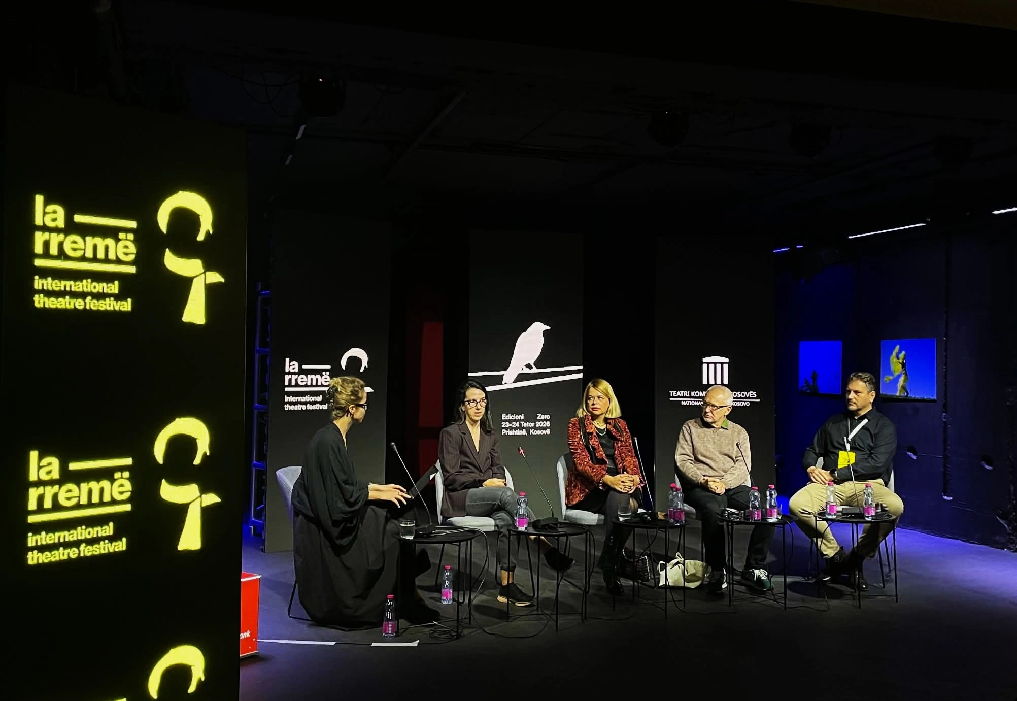 Diskutimi në temën “Pse ende mblidhemi: Teatri në terrene të lëkundura” është përqendruar tek arsyet që i mbajnë njerëzit të lidhur me teatrin, por edhe te pasiguritë që e sfidojnë këtë raport