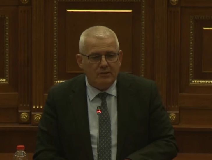 Mbi Lettering Sveçla: E çuditshme si u nda fëmija nga nëna, iu dha babait e ai ia ...