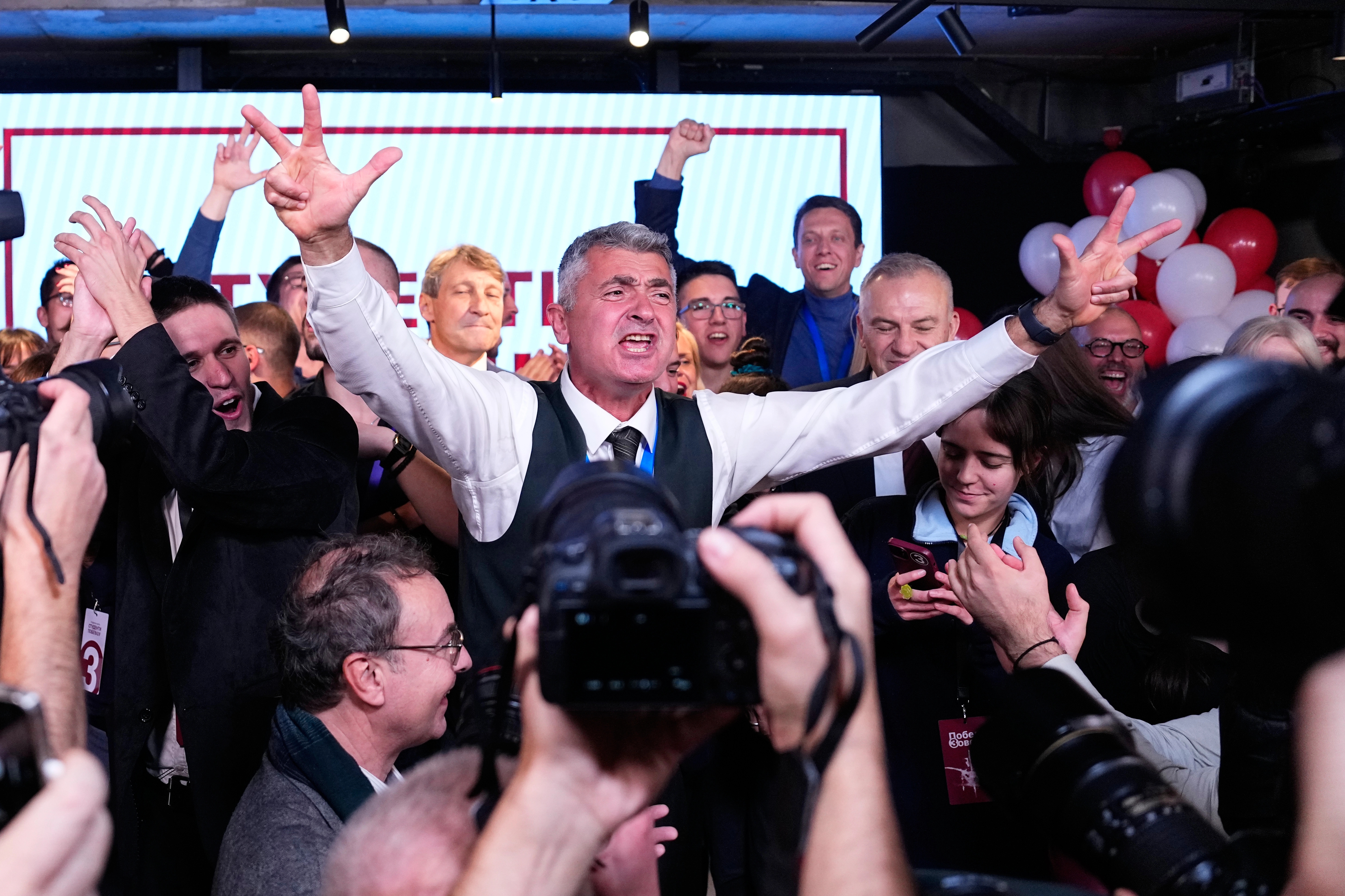 Srdanoviq, lideri i Listës së Studentëve, duke festuar pas fitores në zgjedhjet e 25 tetorit
