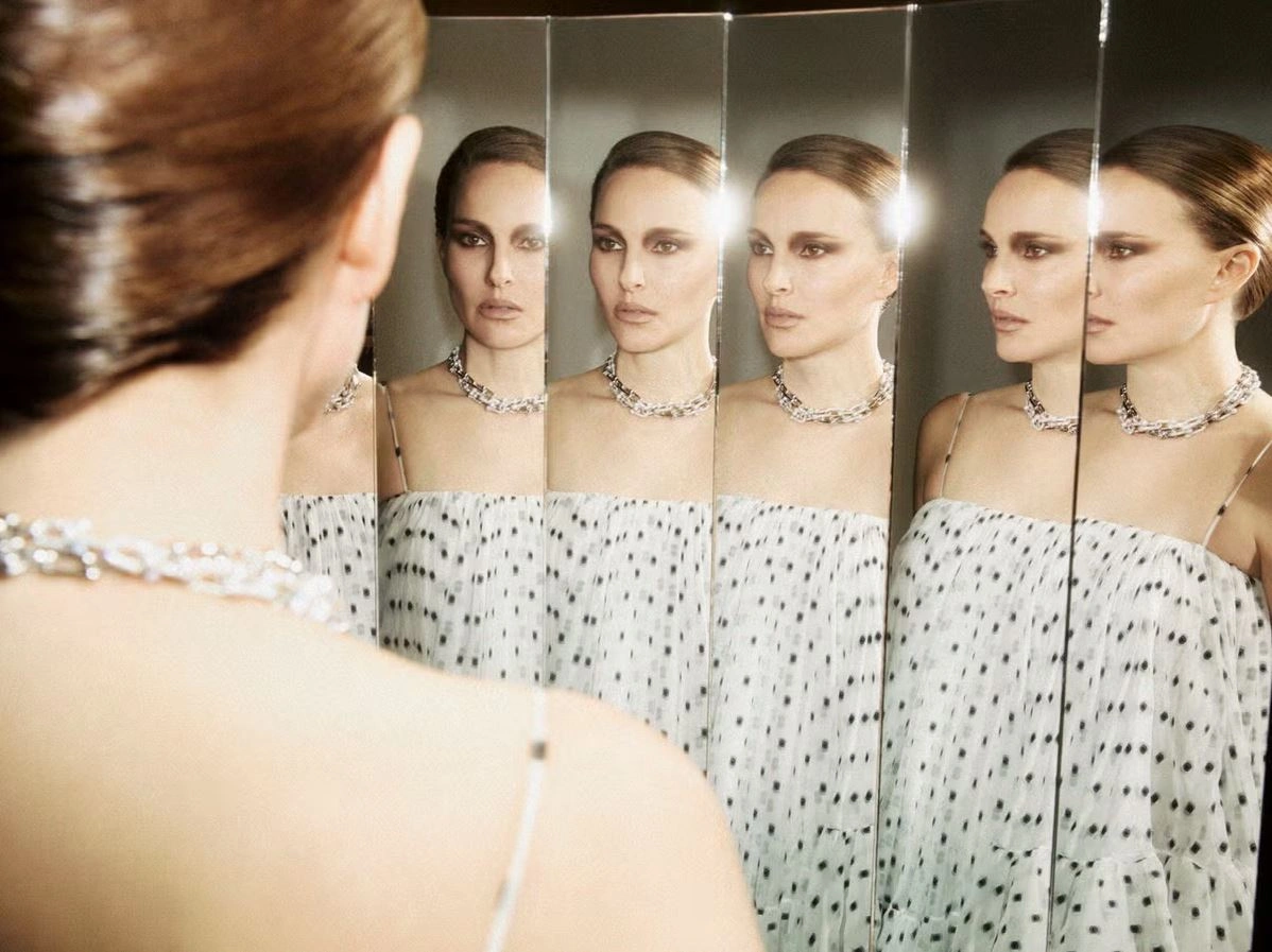 Natalie Portman, fotografuar nga Carlijn Jacobs për Harper’s Bazaar