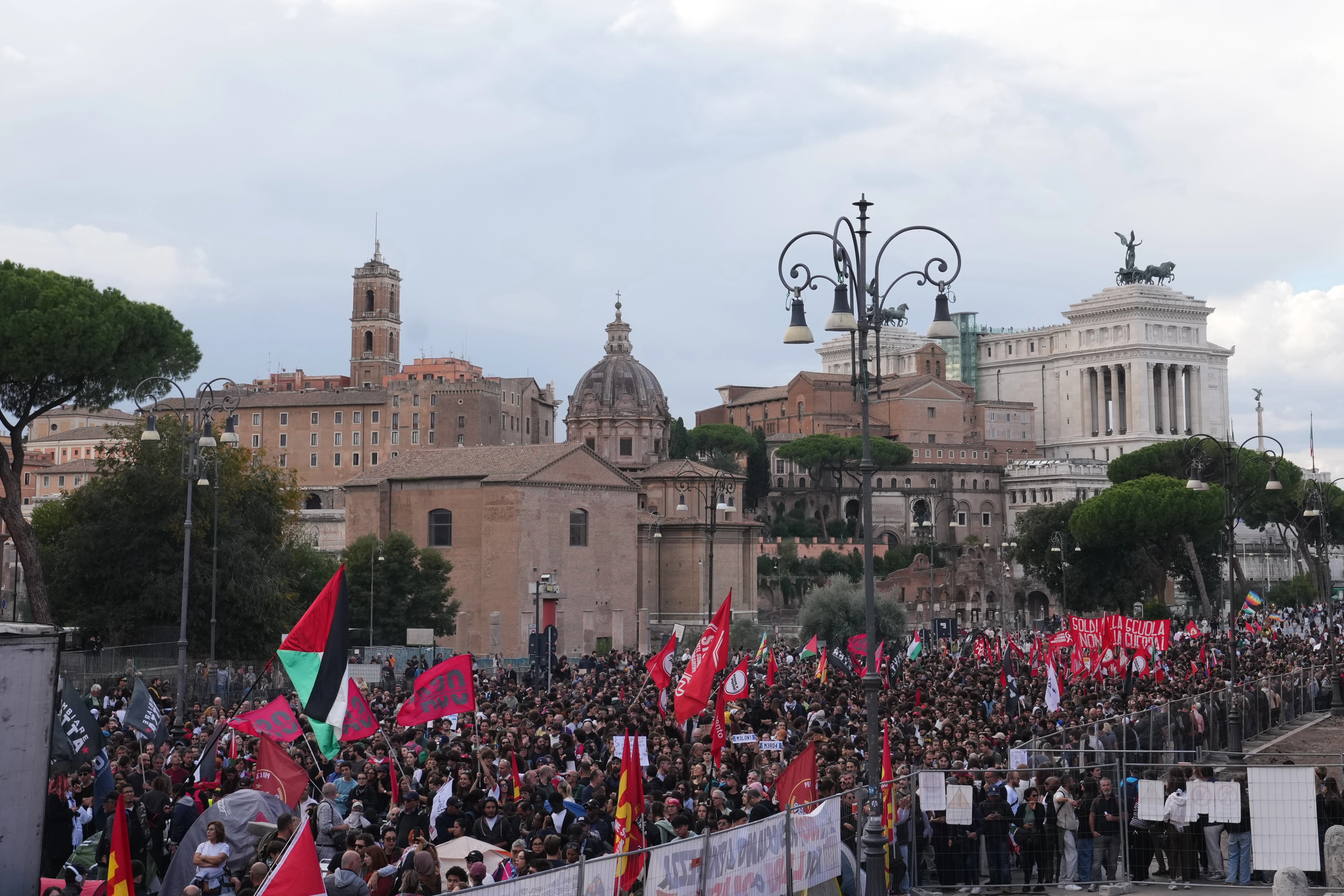 Mijëra qytetarë protestojnë në Itali kundër rritjes së kostos së jetesës dhe luftërave
