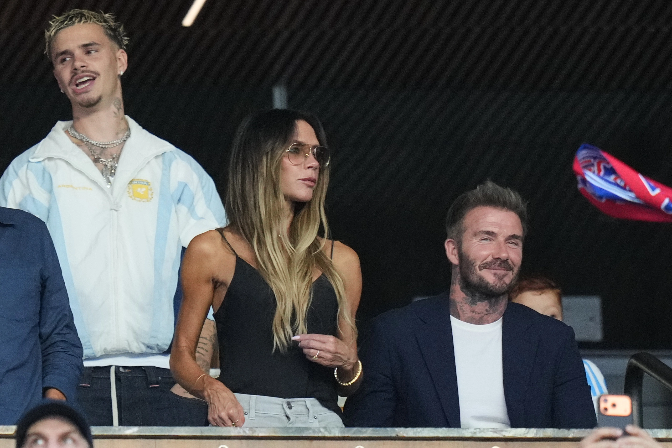 Victoria Beckham me burrin e saj David Beckham dhe djalin Romeo, në Kupën e Botës