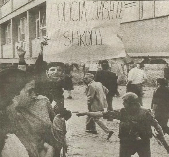 Me gjithë kushtet jo të dinjitetshme, me gjithë improvizimet e kufizimet e shumta, sistemi paralel i edukimit në Kosovë ka funksionuar relativisht mirë. Dhe po, është një histori suksesi, por jo pa kosto, natyrisht