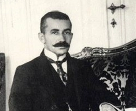 Hasan Bej Prishtina në takimin e prillit të 1912-s i kishte deklaruar diplomatit britanik Walter Peckham se e tërë Shqipëria ishte stërngopur me Qeverinë e Stambollit, të cilën ai e kishte përshkruar si barbare dhe së cilës i mungonte edhe truri.