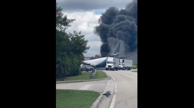Një aeroplan mallrash del nga pista në Aeroportin e Miamit  pezullohen fluturimet
