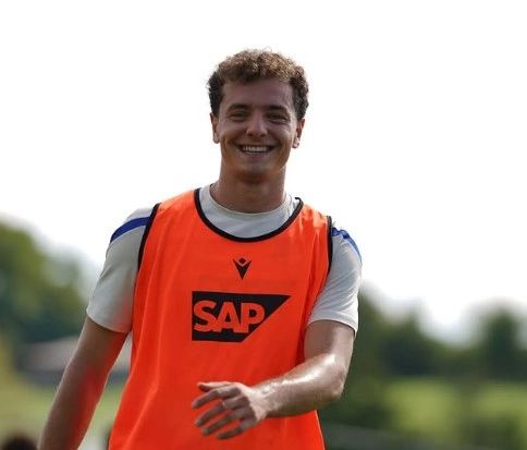 Fisnik Asllani shfaqet i buzëqeshur  njofton kthimin