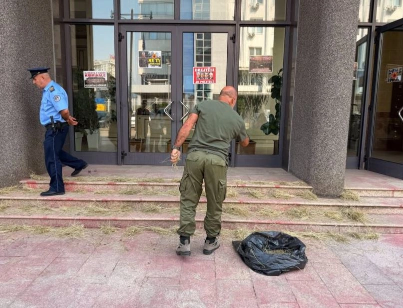 Protestë para Kuvendit, deputetët “bien klluq”