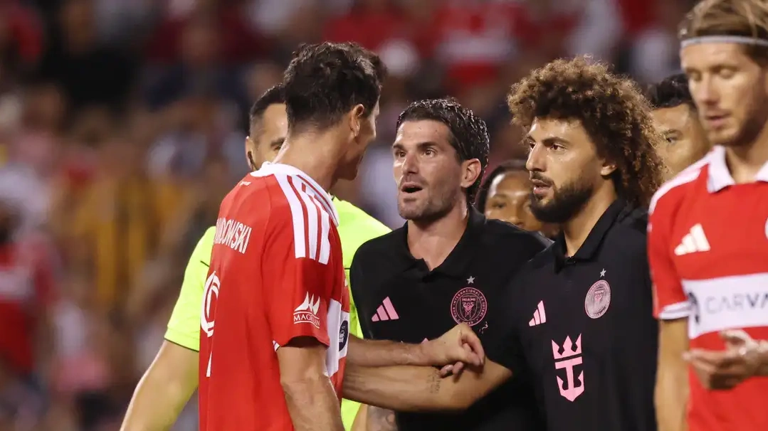 Robert Lewandowski  i Rodrigo De Paul