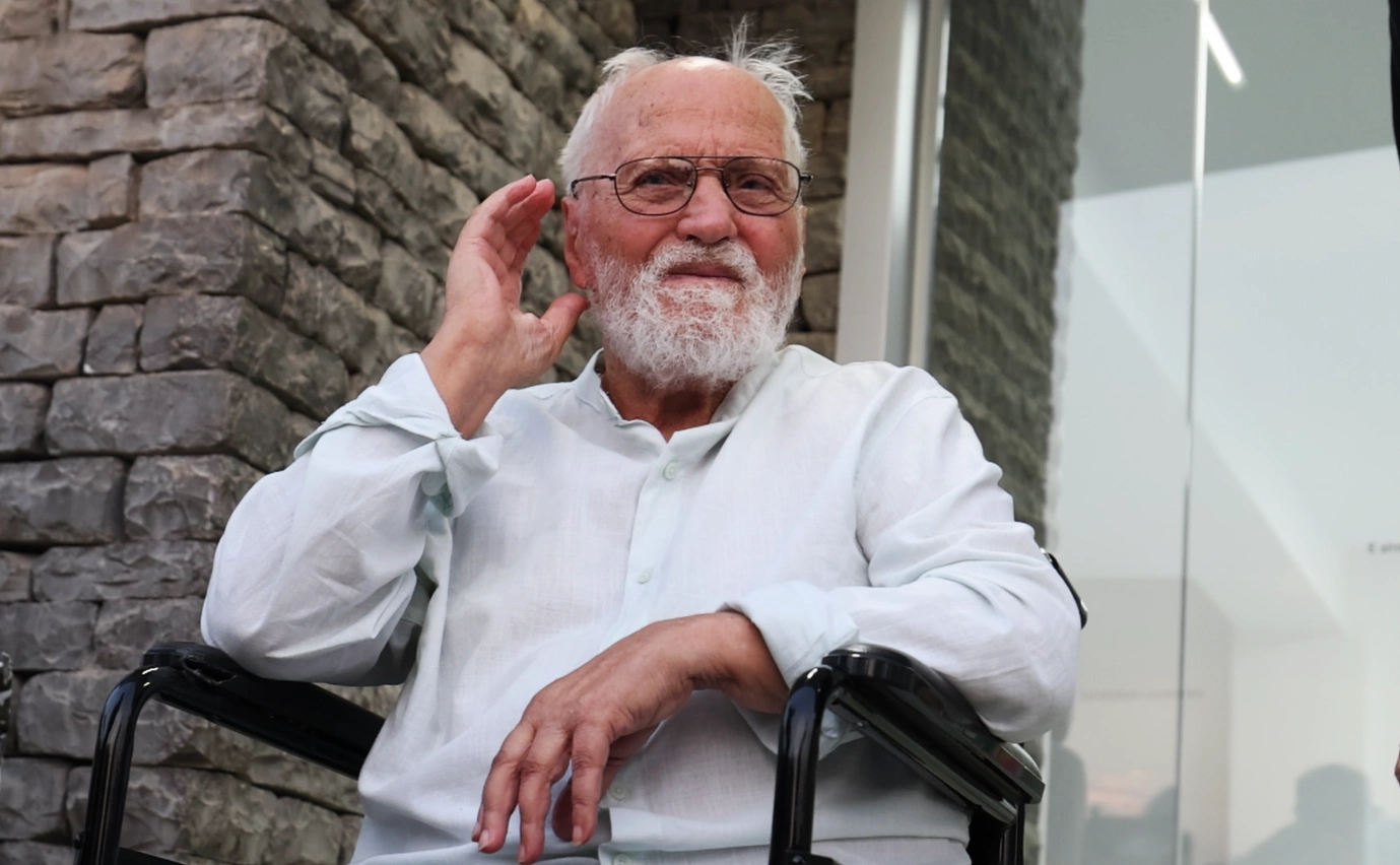 Xhevdet Xhafa: “Edhe në çastet më të vështira, Arti mbeti mënyra ime për t’u përballur me realitetin...”. Xhafa në hapjen e ekspozitës së tij, “Still Running”, më 10 shtator 2026, në Galerinë Kombëtare të Kosovës (Foto: KOHA)