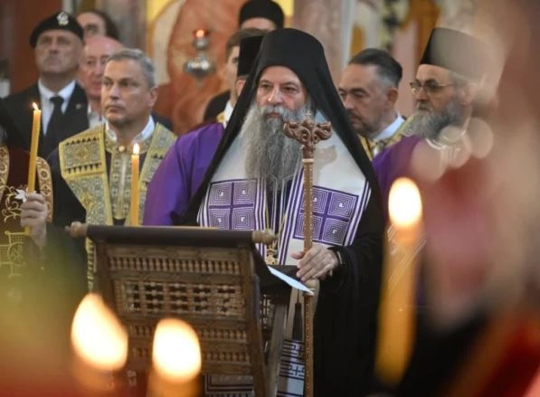 Një nga kontradiktat më të dukshme të figurës së Porfirijes u shfaq më 7 shtator 2026, kur ai drejtoi personalisht shërbesën mortore për Ratko Mladićin, ish-komandantin e Ushtrisë së Republikës Serbe (Foto: Tanjug)
