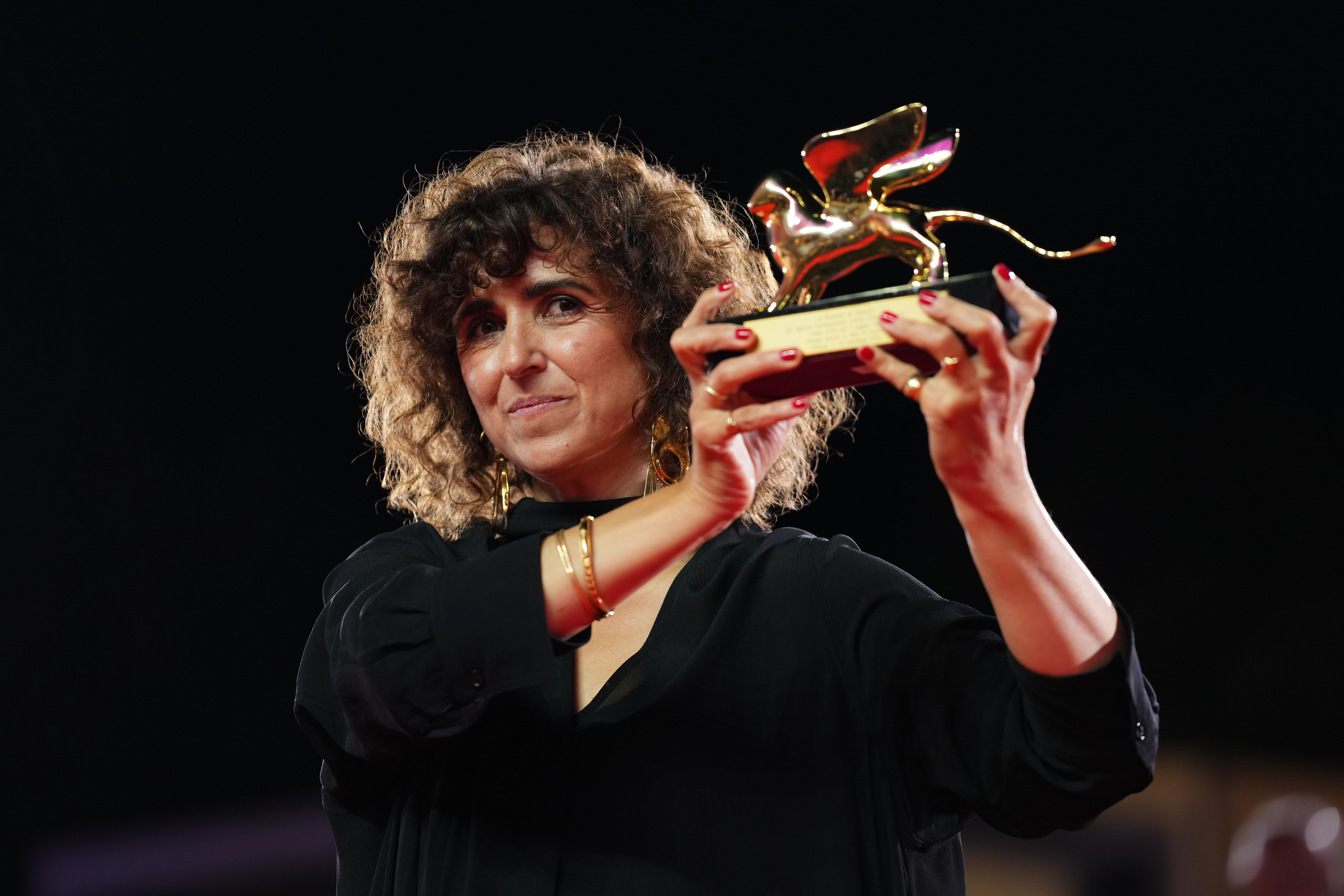 Regjisorja May El-Toukhy me filmin “Woman Unknown” të shtunën mbrëma ka marrë “Luanin e Artë” për filmin më të mirë në edicionin e 83-të të Festivalit të Filmit në Venecia (Foto: Associated Press)