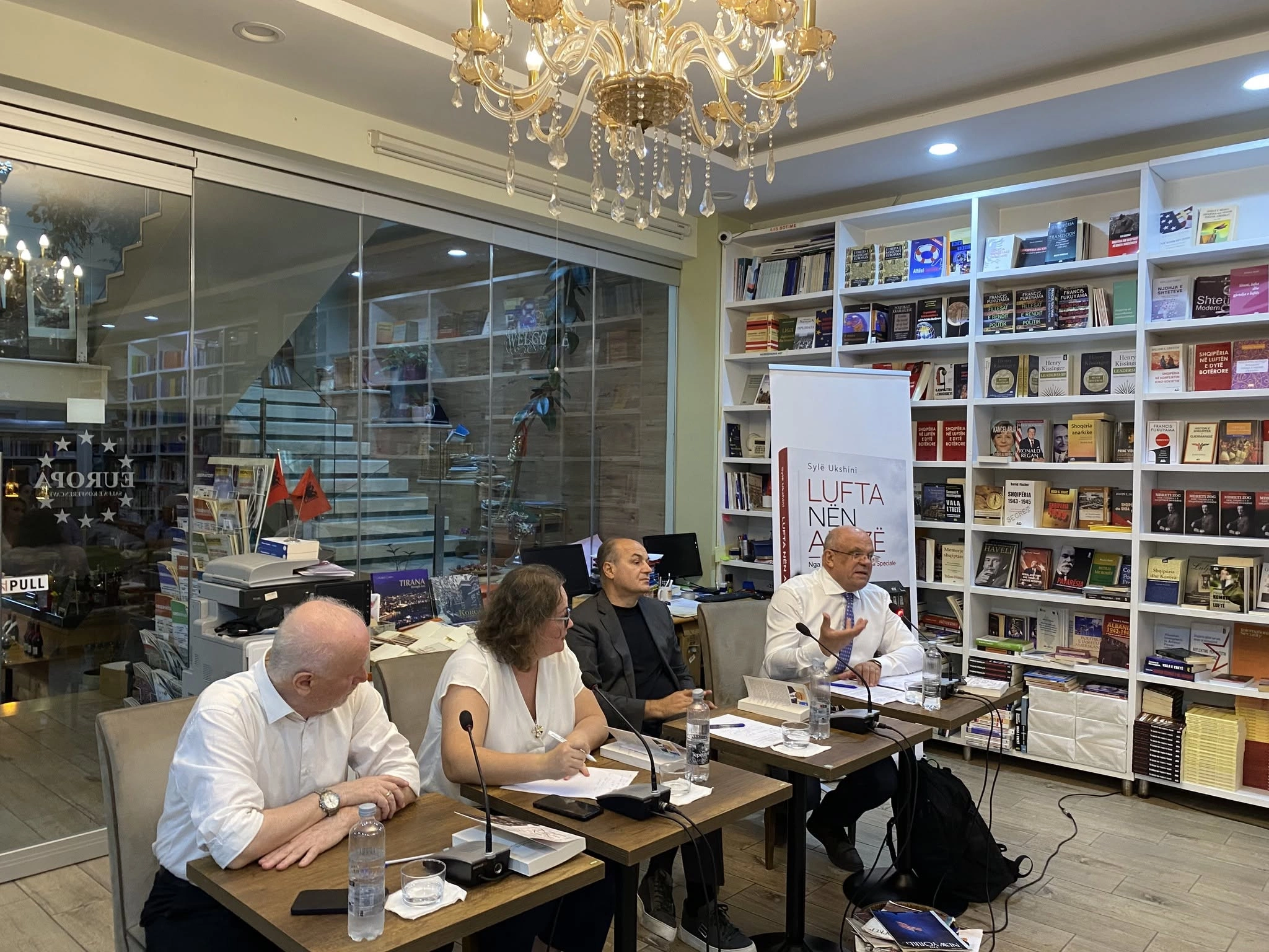 Në promovimin e librit në Tiranë në Institutin Shqiptar për Studime Ndërkombëtare, vepra “Lufta nën akuzë: Nga Del Ponte te Gjykata Speciale” është konsideruar si një kontribut i madh në studimet për historinë e çlirimit të Kosovës dhe narrativat për të