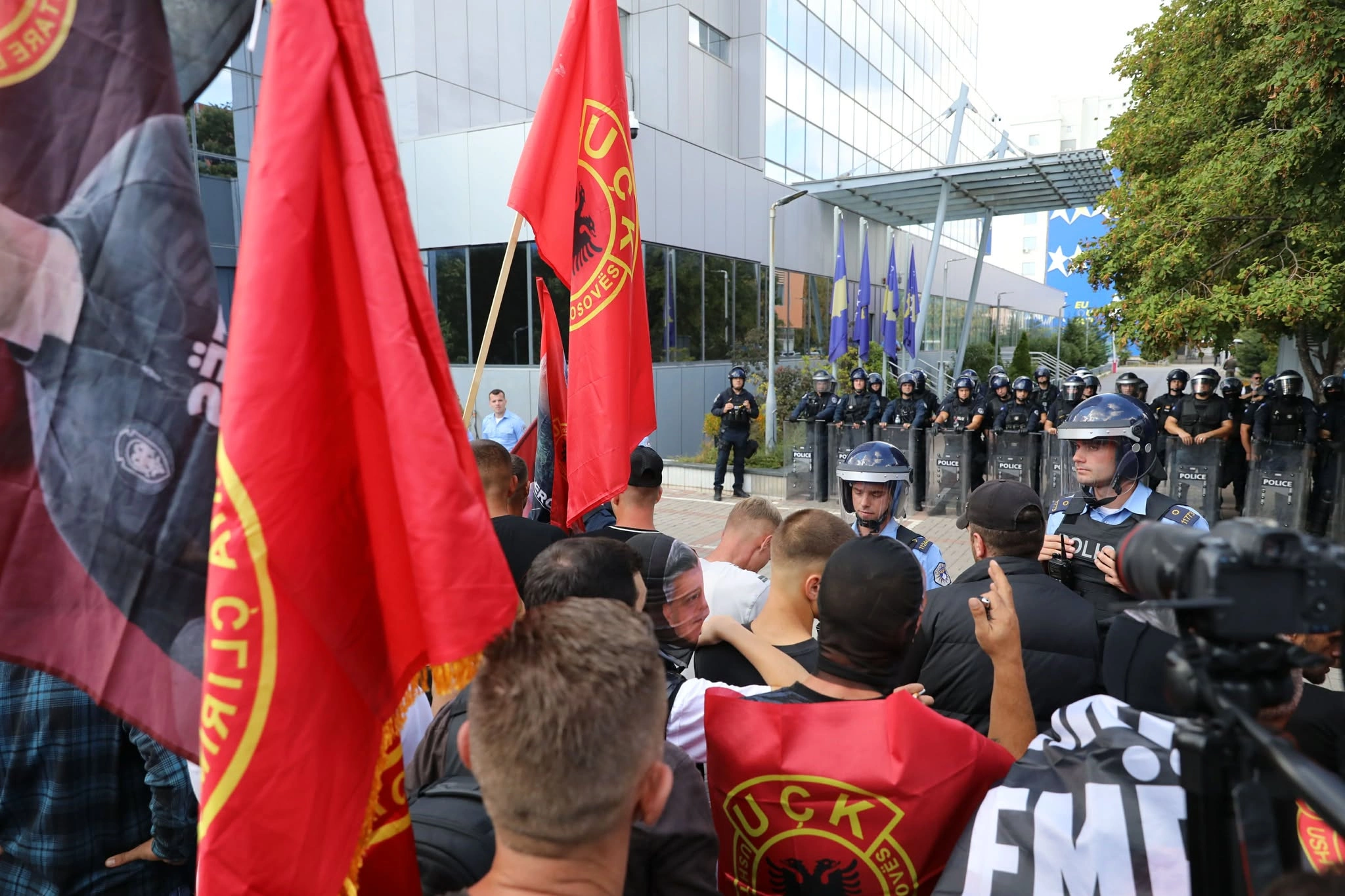 Protestuesit para Qeverisë