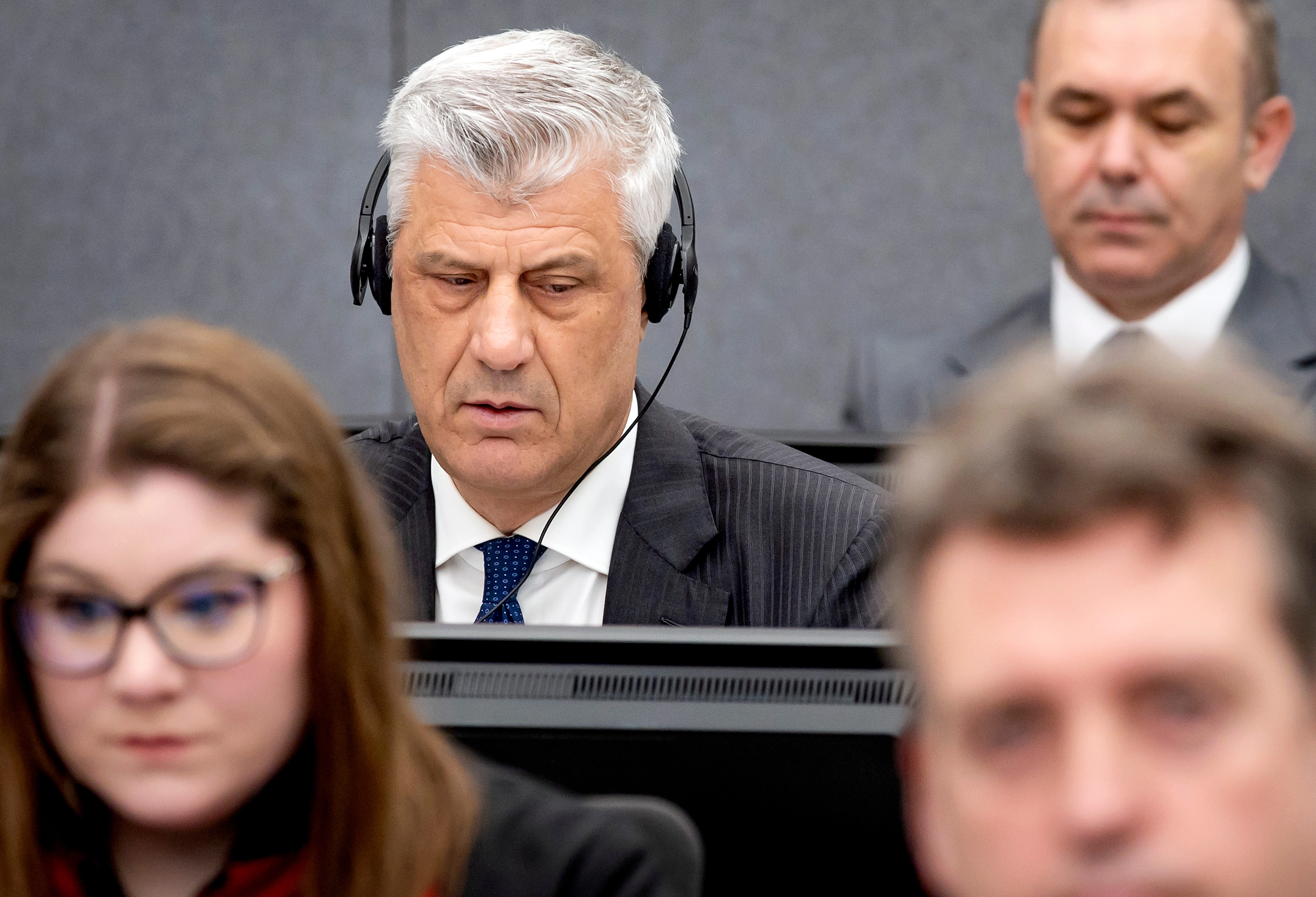 Ora është bërë 10:00 dhe tashmë ka nisur seanca për shpalljen e aktgjykimit ndaj katër ish-udhëheqësve të Ushtrisë Çlirimtare të Kosovës. Transmetimi në Kosovë nis me 10 minuta vonesë.