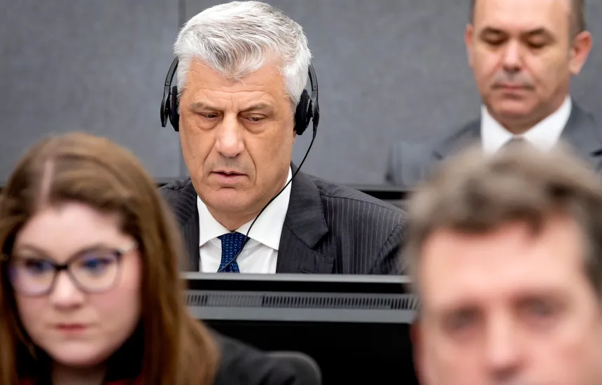 Ora është bërë 10:00 dhe tashmë ka nisur seanca për shpalljen e aktgjykimit ndaj katër ish-udhëheqësve të Ushtrisë Çlirimtare të Kosovës. Transmetimi në Kosovë nis me 10 minuta vonesë.