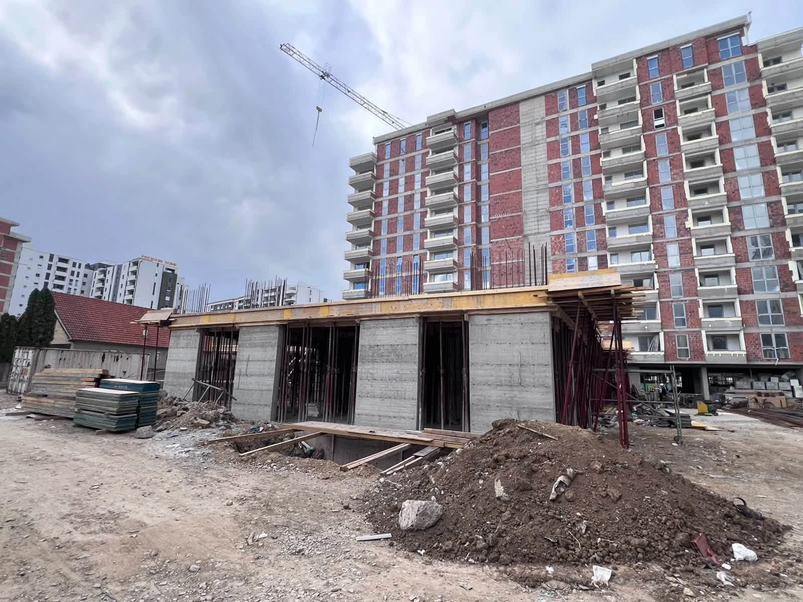 Inspektorati ndalon punimet në gjashtë objekte ndërtimi në Prishtinë, Pejë e Mitrovicë