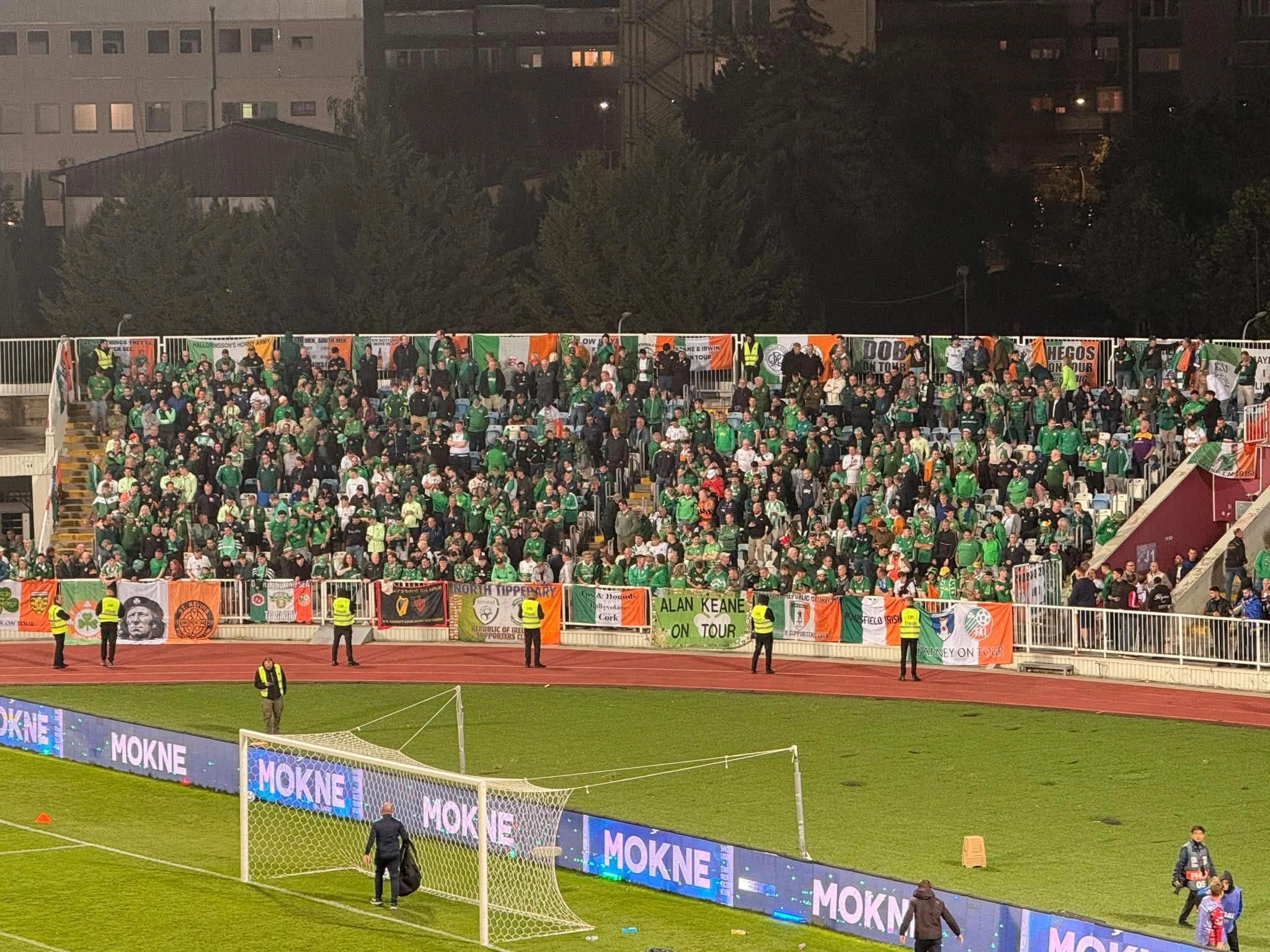 Sa tifozë të Irlandës janë në stadiumin “Fadil Vokrri”?