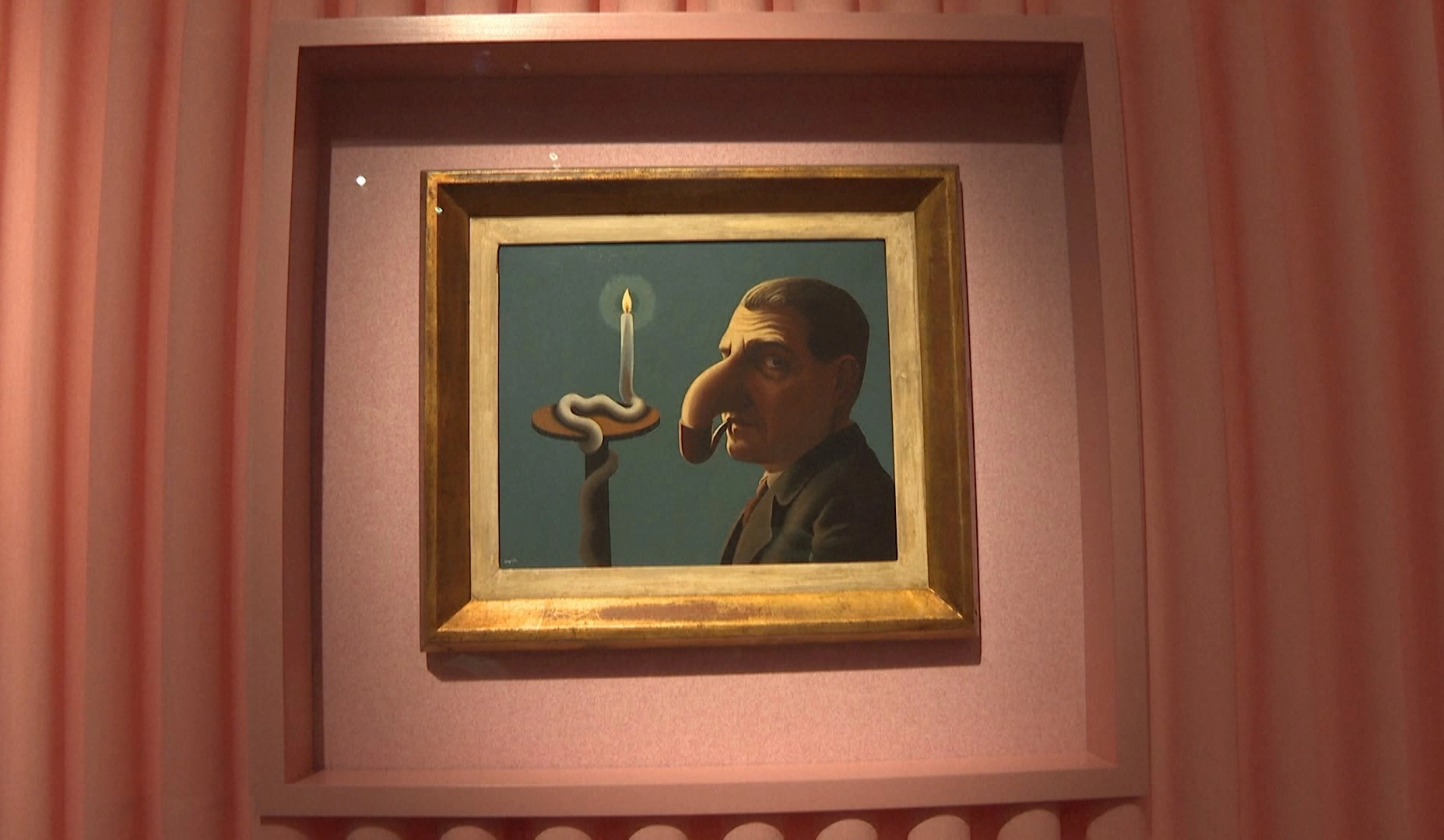Ekspozita me titullin “This Is Still Not a Pipe”, e emërtuar sipas njërës prej pikturave të tij, eksploron veprën dhe ndikimin e Magritte